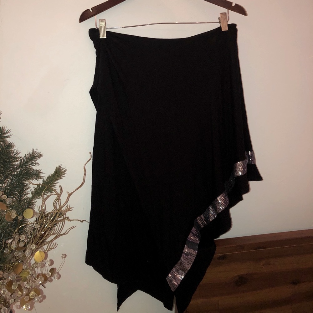 Mid-length black skirt with silver design